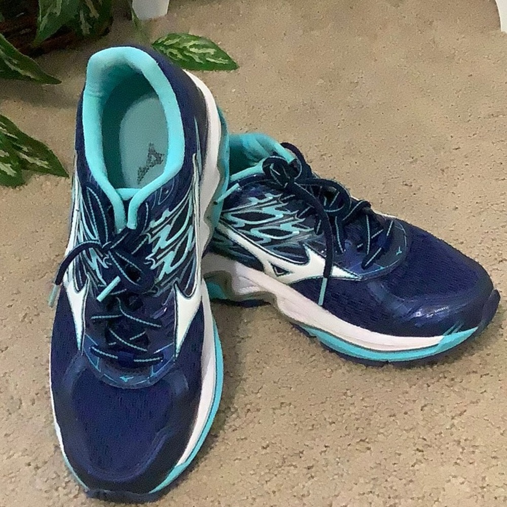 ❤️MIZUNO U4ic Wave Paradox 4 sneakers, size 9